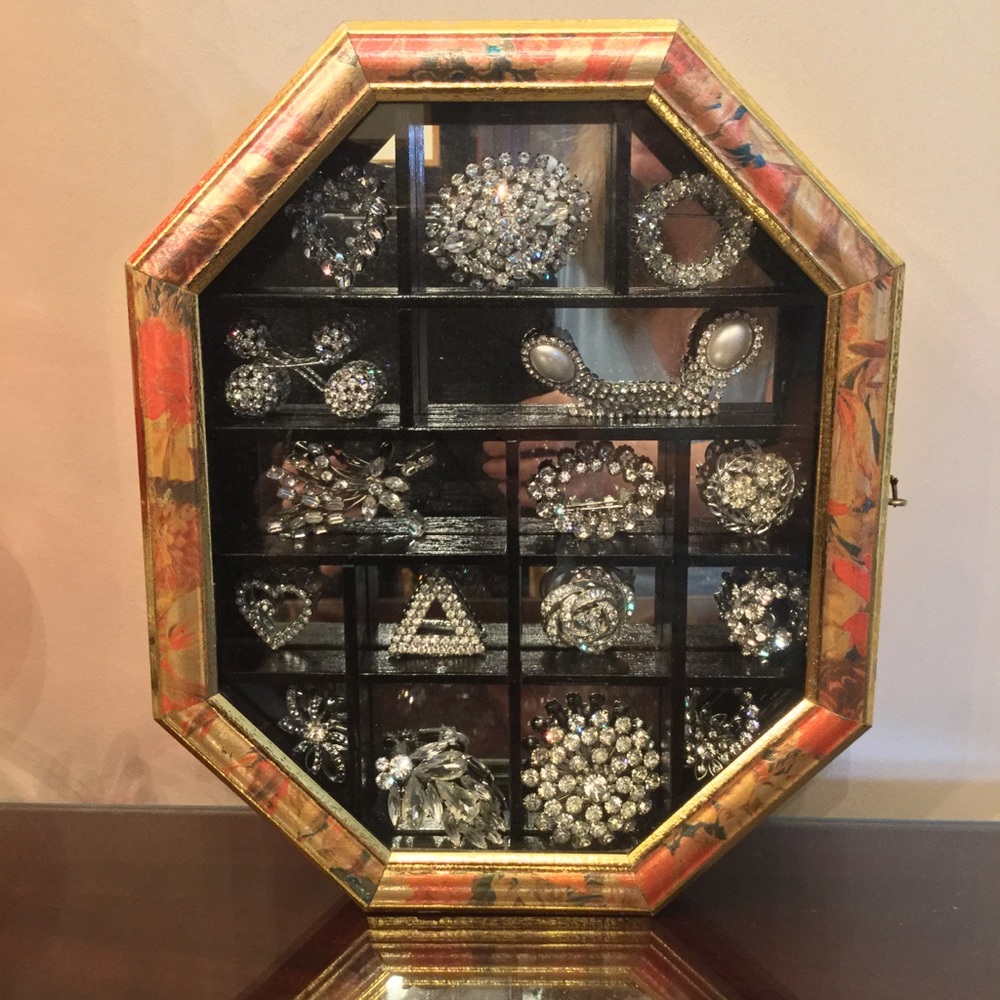 Vintage brooch x13 in shadow box, 2 clip earrings
